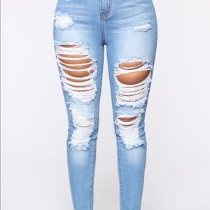 Walking away distressed jeans / size 15